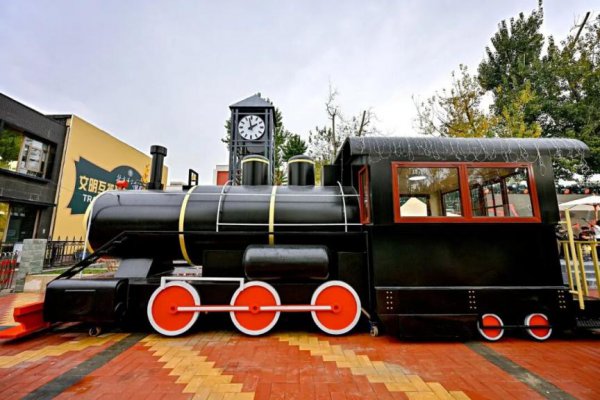 学院路地区新增一座列车主题公园，收集好意思食、文创与特质典籍